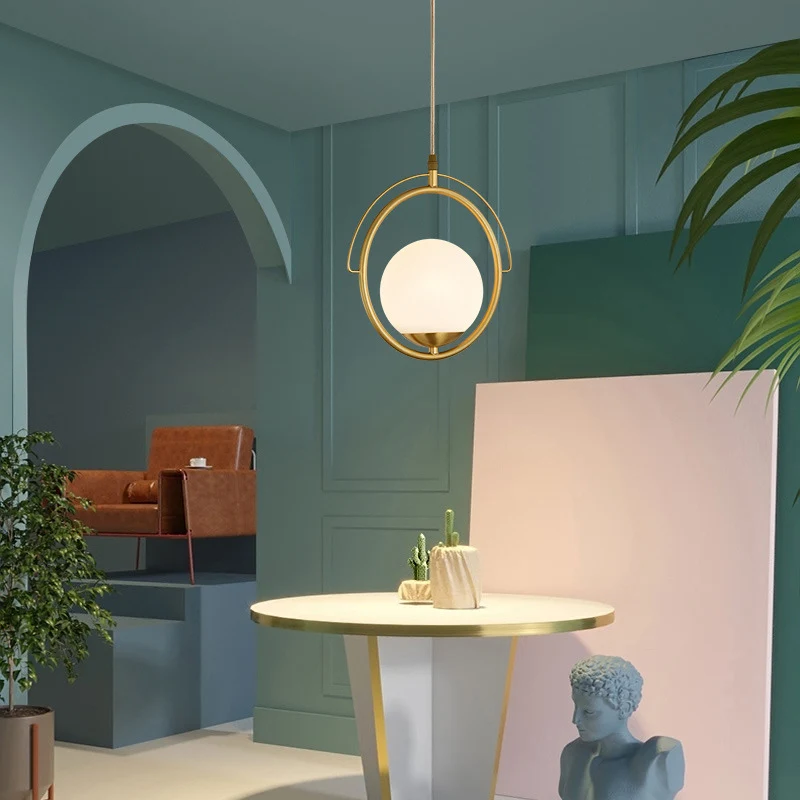 Messing hangende plafondlamp met ring, postmoderne metalen hanglamp met 1 kop en bolvormige witte glazen kap Clearhalo