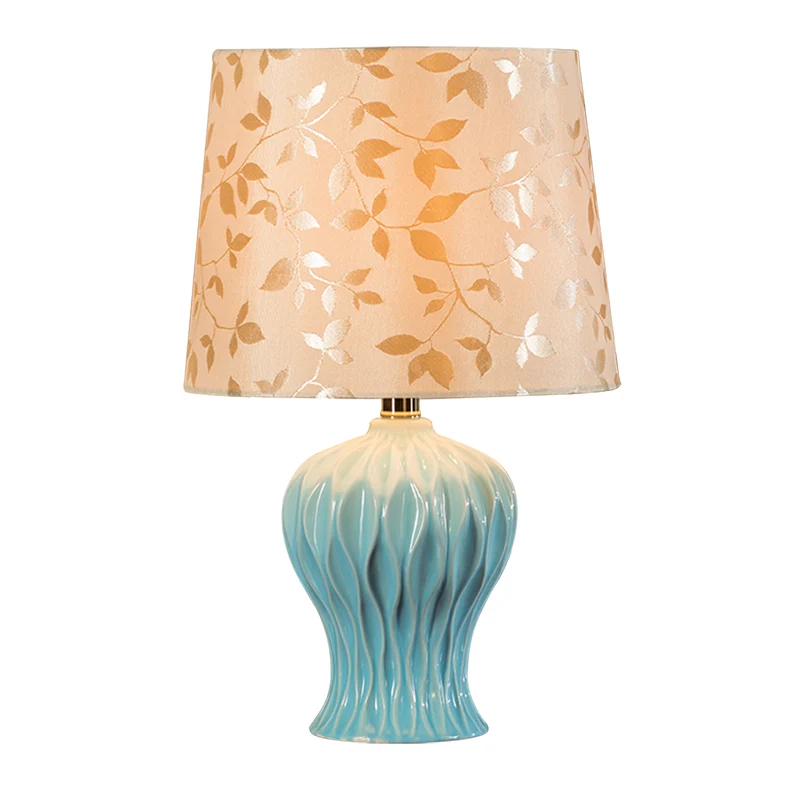 Met bladeren bedrukte stof Beige nachtlampje met tonvormige kap Traditionele tafelverlichting met 1 licht en blauwe urnbas...