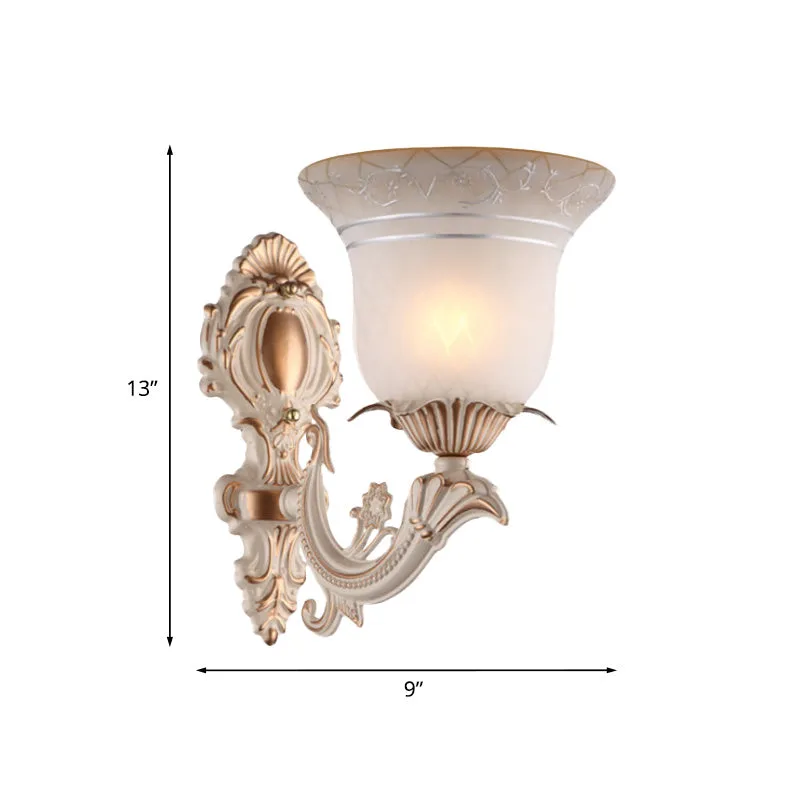 Metaalbeige wandverlichtingsarmatuur ronde arm 1/2-licht antieke wandkandelaar met klokvormige witte glazen kap Clearhalo