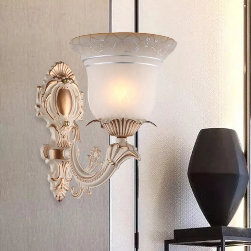 Metaalbeige wandverlichtingsarmatuur ronde arm 1/2-licht antieke wandkandelaar met klokvormige witte glazen kap Clearhalo
