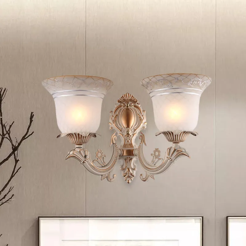 Metaalbeige wandverlichtingsarmatuur ronde arm 1/2-licht antieke wandkandelaar met klokvormige witte glazen kap Clearhalo