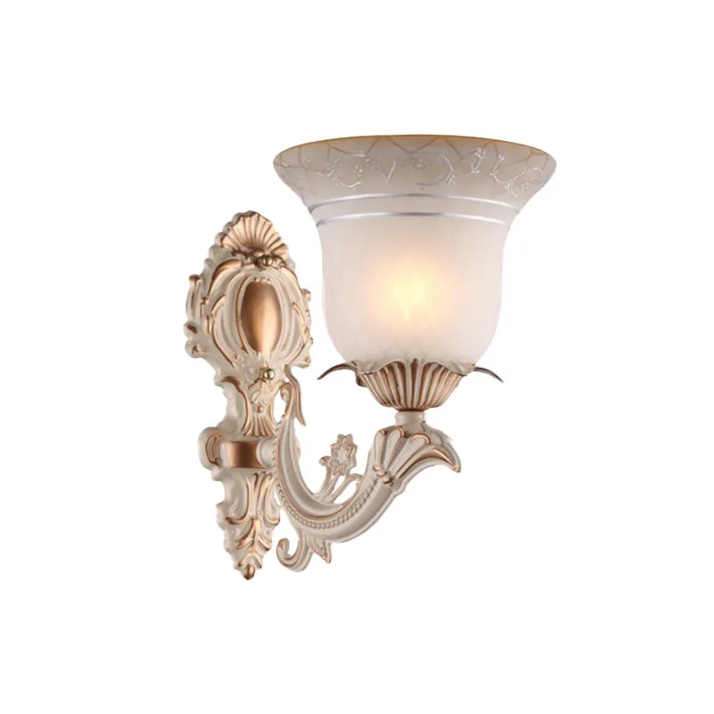Metaalbeige wandverlichtingsarmatuur ronde arm 1/2-licht antieke wandkandelaar met klokvormige witte glazen kap Clearhalo