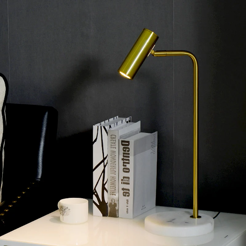 Metalen buisvormige nachttafelverlichting Post-moderne 1-lamp gouden nachtkastjelamp met schuine arm voor studeerkamer Cle...