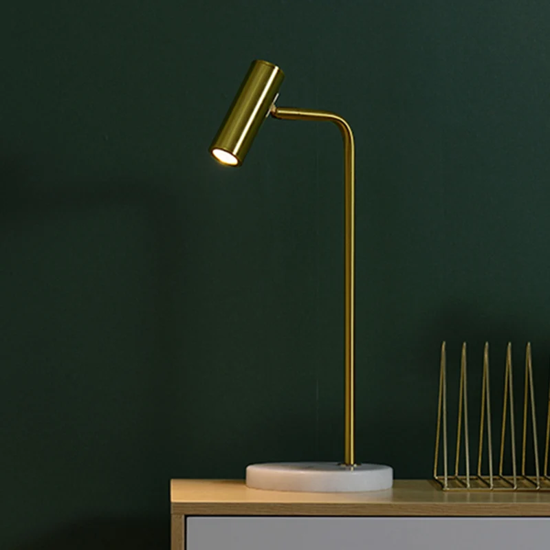 Metalen buisvormige nachttafelverlichting Post-moderne 1-lamp gouden nachtkastjelamp met schuine arm voor studeerkamer Cle...