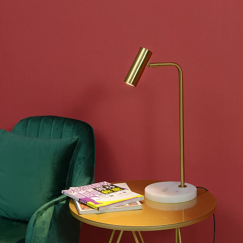 Metalen buisvormige nachttafelverlichting Post-moderne 1-lamp gouden nachtkastjelamp met schuine arm voor studeerkamer Cle...