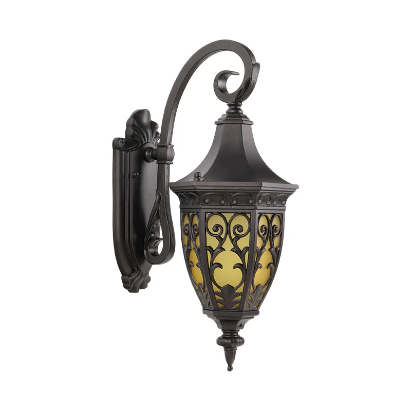 Metalen gebogen wandverlichtingsarmatuur Klassieke 1-lichts buitenwandhanglamp zwart met urn gele glazen kap Clearhalo