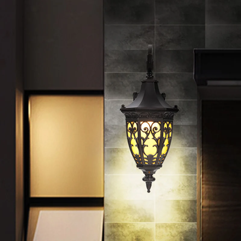 Metalen gebogen wandverlichtingsarmatuur Klassieke 1-lichts buitenwandhanglamp zwart met urn gele glazen kap Clearhalo