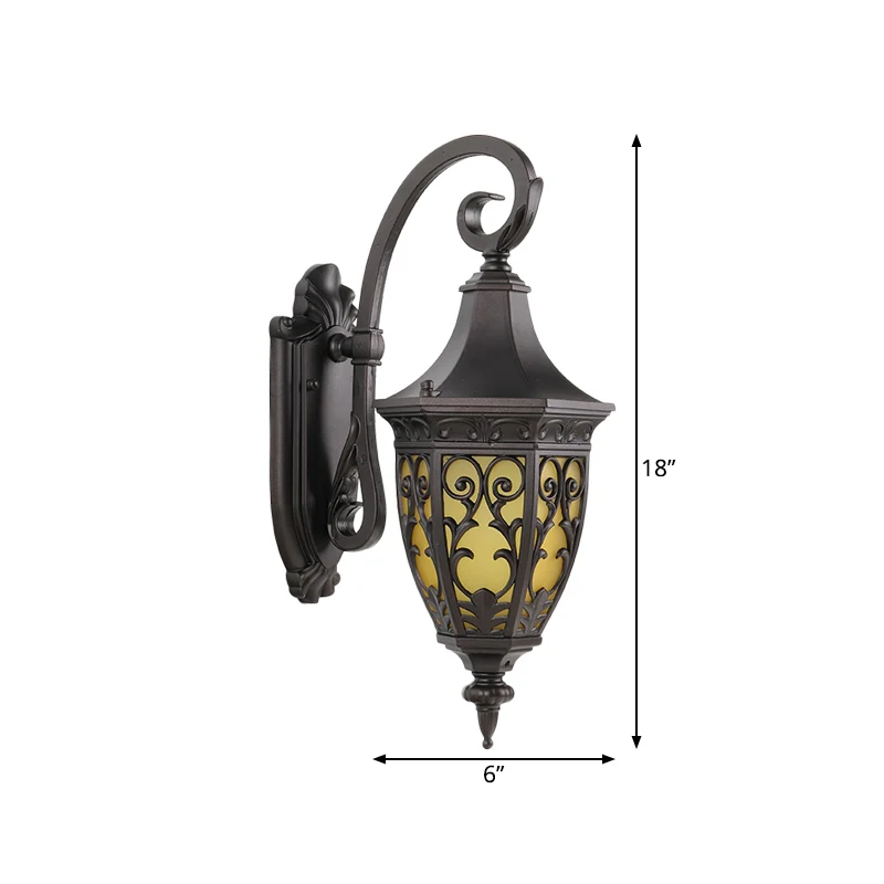 Metalen gebogen wandverlichtingsarmatuur Klassieke 1-lichts buitenwandhanglamp zwart met urn gele glazen kap Clearhalo