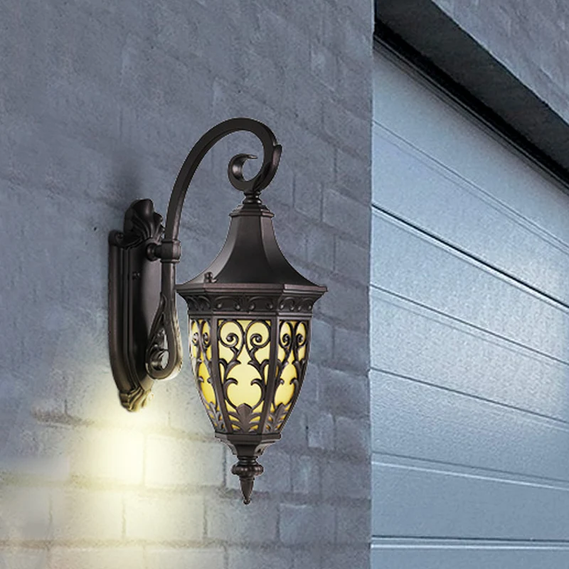 Metalen gebogen wandverlichtingsarmatuur Klassieke 1-lichts buitenwandhanglamp zwart met urn gele glazen kap Clearhalo