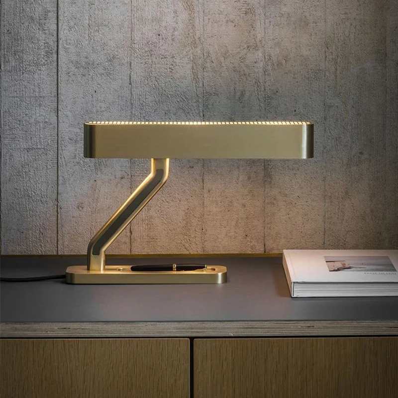 Metalen ovale tafelverlichting Hedendaagse LED-nachtlamp met ladebasis goud Clearhalo