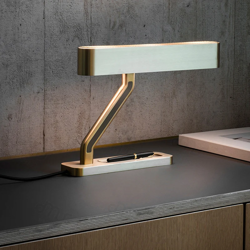 Metalen ovale tafelverlichting Hedendaagse LED-nachtlamp met ladebasis goud Clearhalo