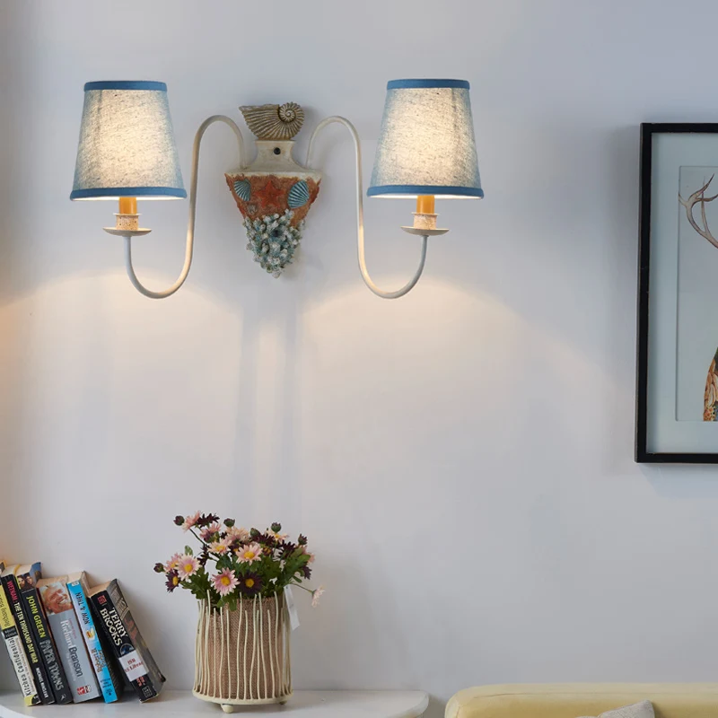 Metalen wandverlichting met 2 lampjes Landelijk blauw gebogen armatuur voor binnen, met taps toelopende stoffen kap Clearhalo