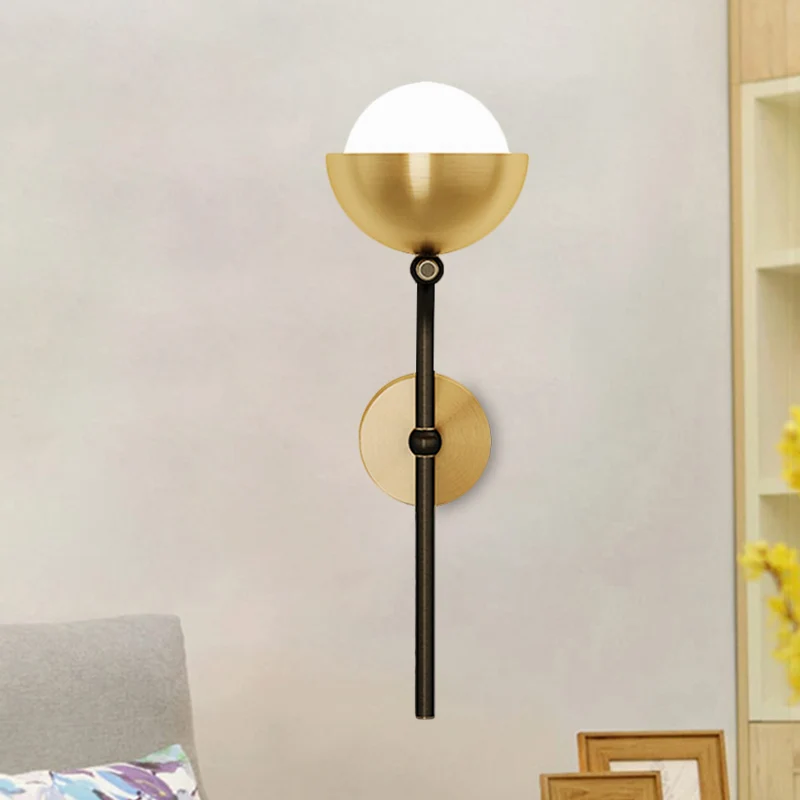 Metallic halfrond wandkandelaar Traditionele 1-koppige zitkamer LED-wandmontagelamp met bol witte glazen kap messing / zwa...