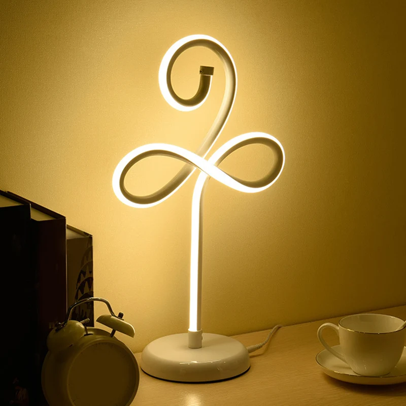 Metallic klaverachtige nachttafellamp Eenvoudige stijl LED-taaklamp wit voor slaapkamer Clearhalo