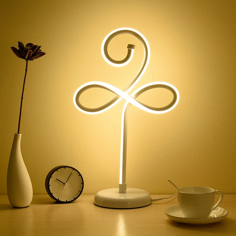 Metallic klaverachtige nachttafellamp Eenvoudige stijl LED-taaklamp wit voor slaapkamer Clearhalo