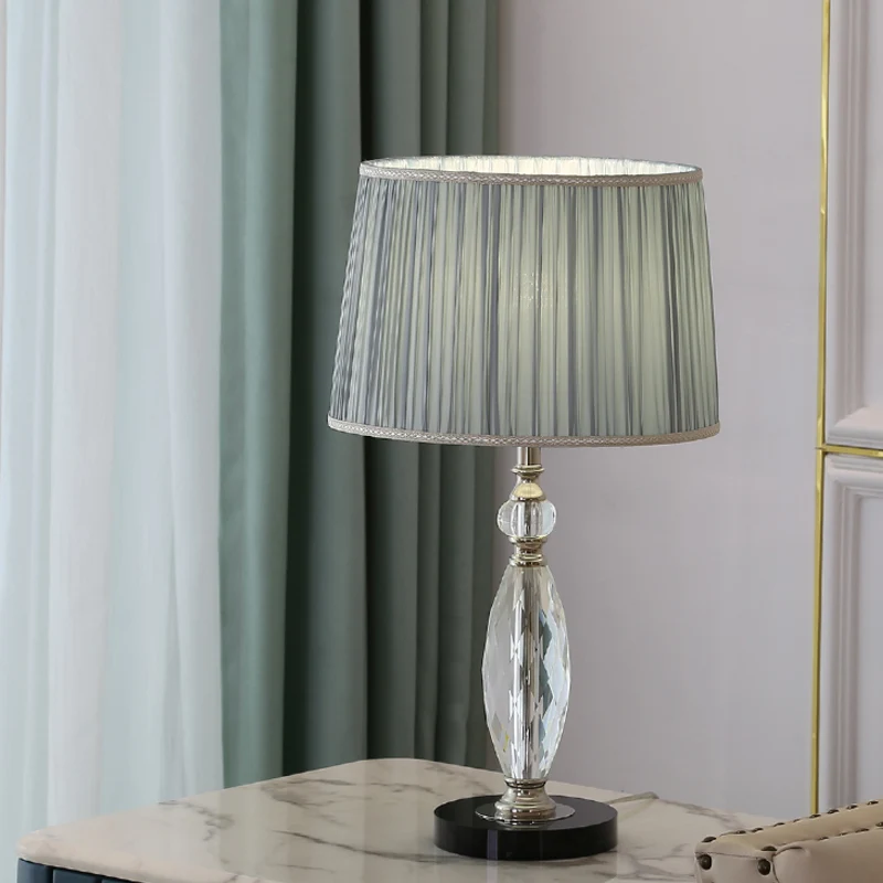 Minimalisme 1-lamps bureaulamp met stoffen kap Grijs/blauw Drum-nachtkastjelicht met heldere kristallen voet voor salon Cl...