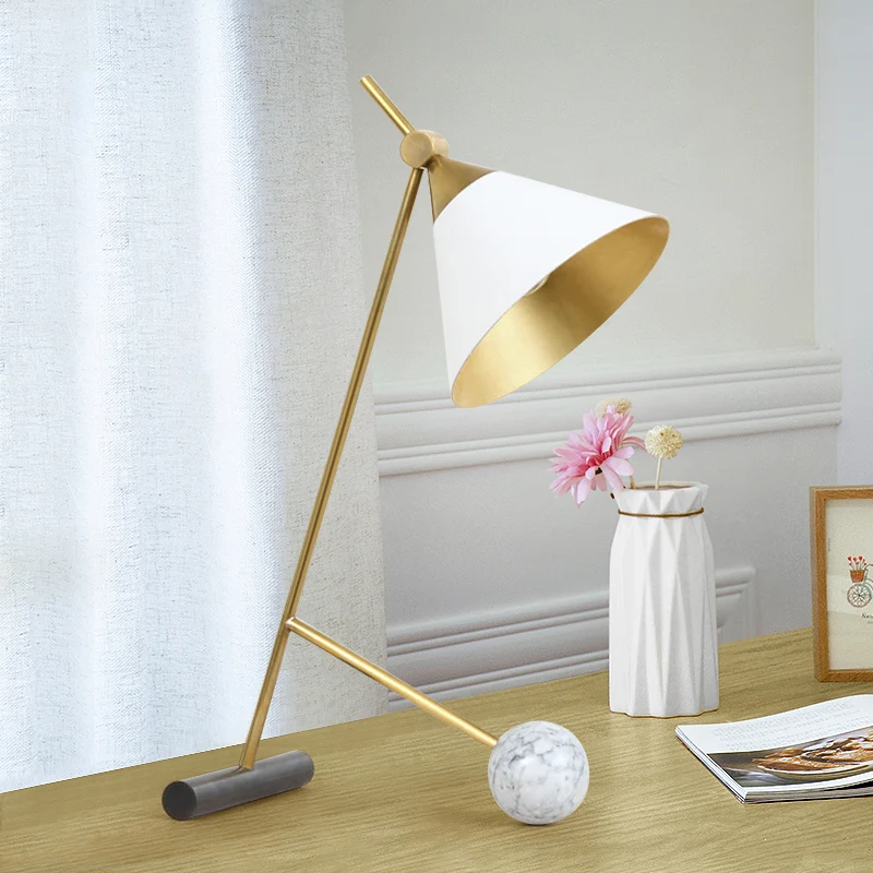 Minimalistisch nachtkastje met kegelvormige verlichting, metallic nachtkastje met 1 lamp en tweepoots voet Clearhalo