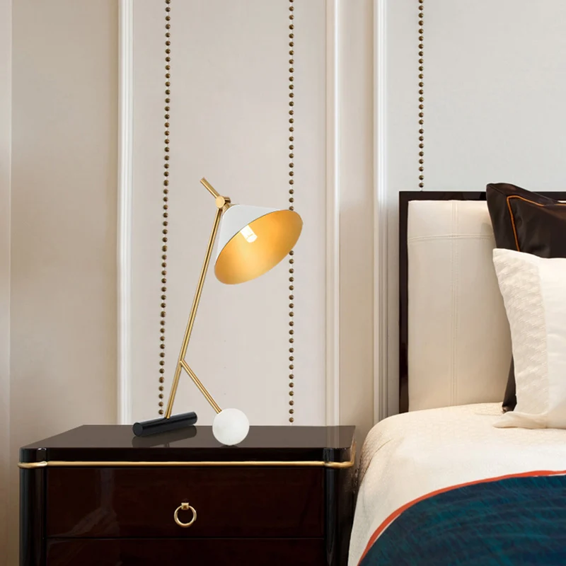 Minimalistisch nachtkastje met kegelvormige verlichting, metallic nachtkastje met 1 lamp en tweepoots voet Clearhalo