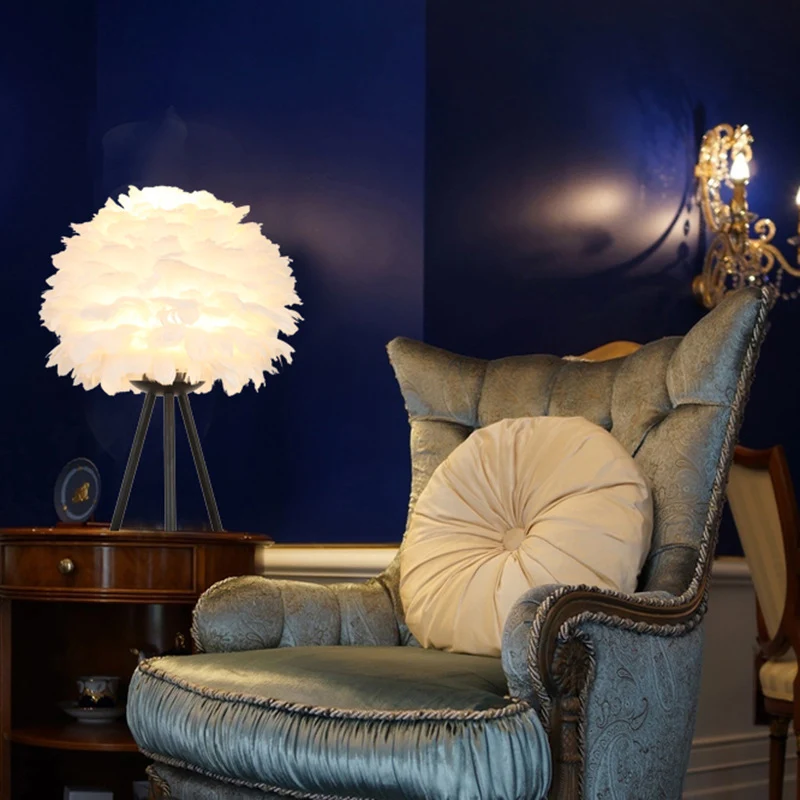 Minimalistische bolvormige nachtlamp Feather 1-koppig nachtkastje met statief Clearhalo