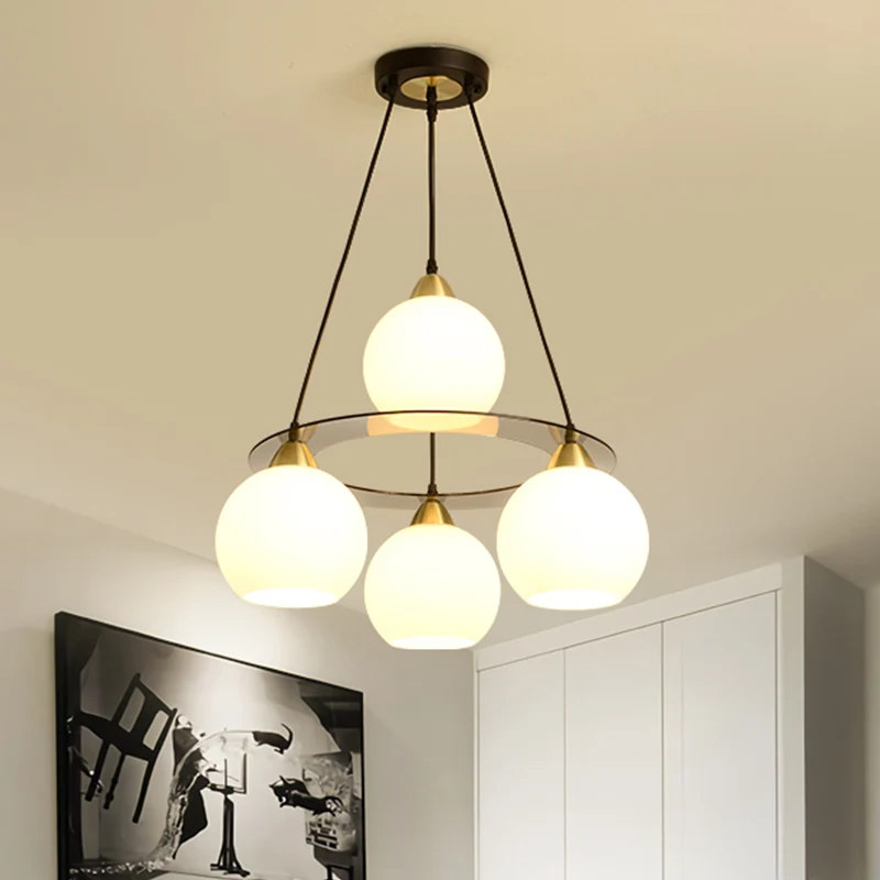 Moderne 4-kops kroonluchter licht zwart en goud bolvormige plafond hanglamp met opaal glazen kap Clearhalo
