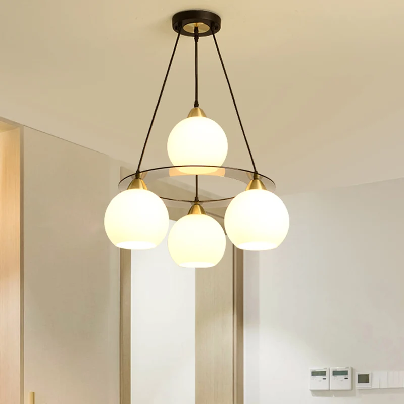 Moderne 4-kops kroonluchter licht zwart en goud bolvormige plafond hanglamp met opaal glazen kap Clearhalo