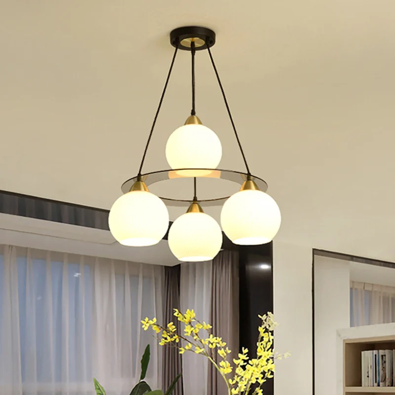 Moderne 4-kops kroonluchter licht zwart en goud bolvormige plafond hanglamp met opaal glazen kap Clearhalo