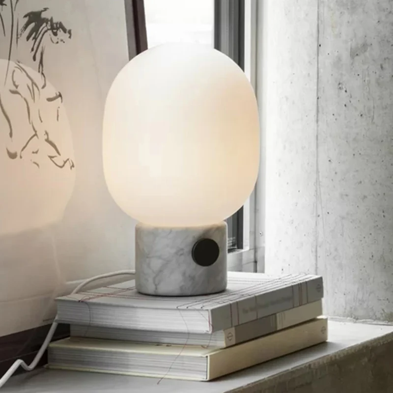 Moderne eivormige tafelverlichting van opaalglas nachtkastje met marmeren voet wit Clearhalo