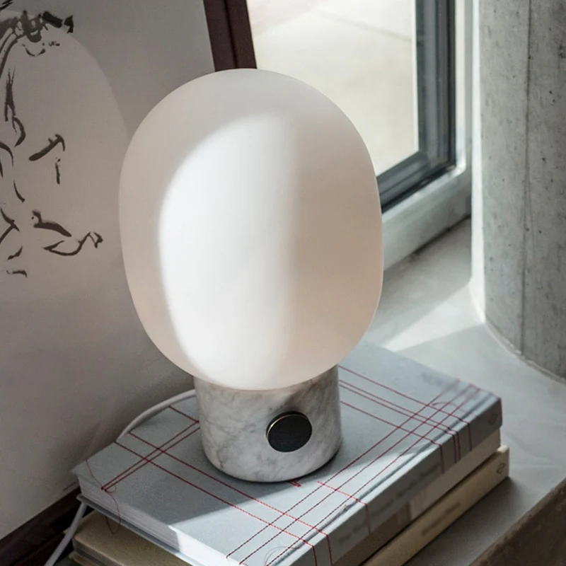 Moderne eivormige tafelverlichting van opaalglas nachtkastje met marmeren voet wit Clearhalo