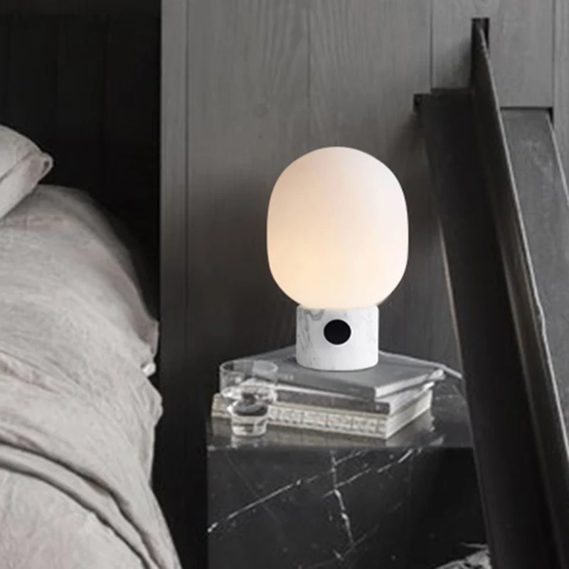 Moderne eivormige tafelverlichting van opaalglas nachtkastje met marmeren voet wit Clearhalo