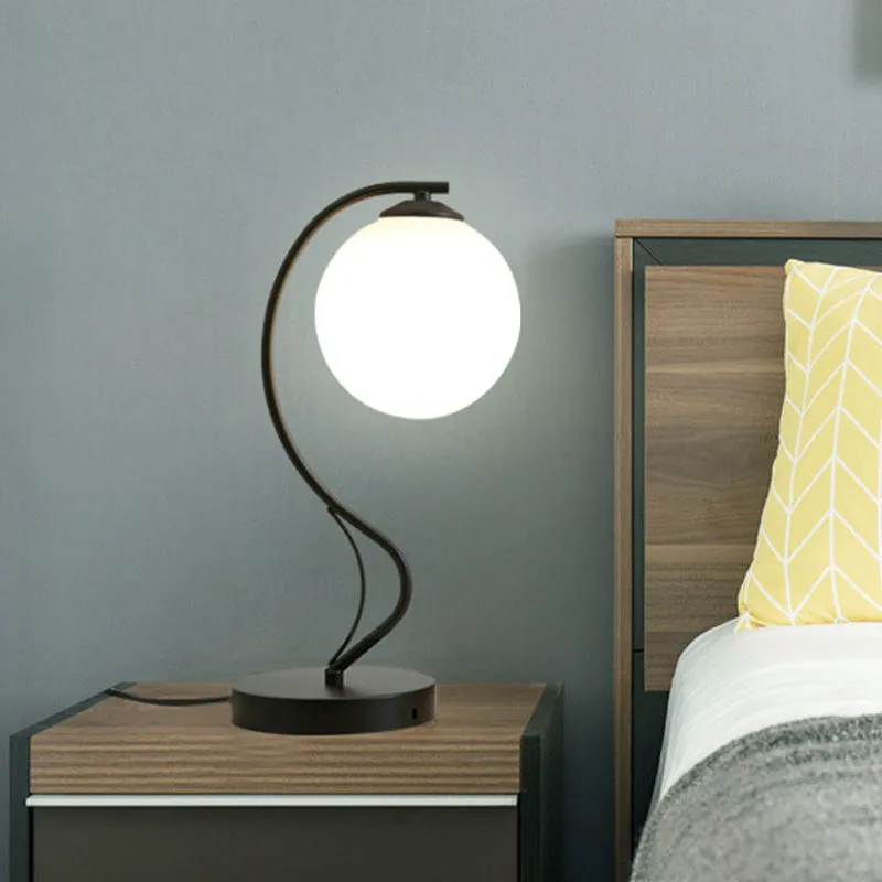Moderne Globe Shade Task Lighting 1 lamp matglazen leeslamp zwart met voet Clearhalo