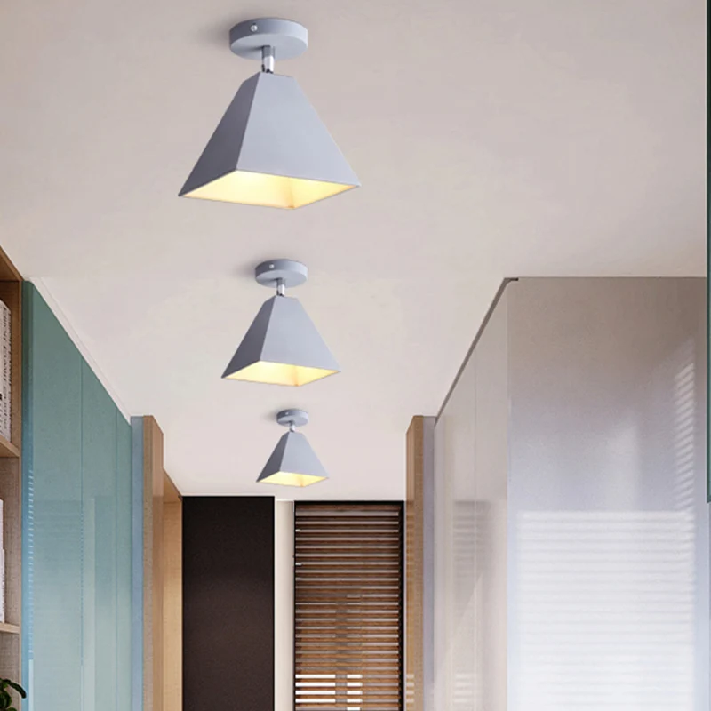 Moderne plafondlamp voor slaapkamer, metalen semi-inbouwlamp met piramidekap voor kinderen Clearhalo
