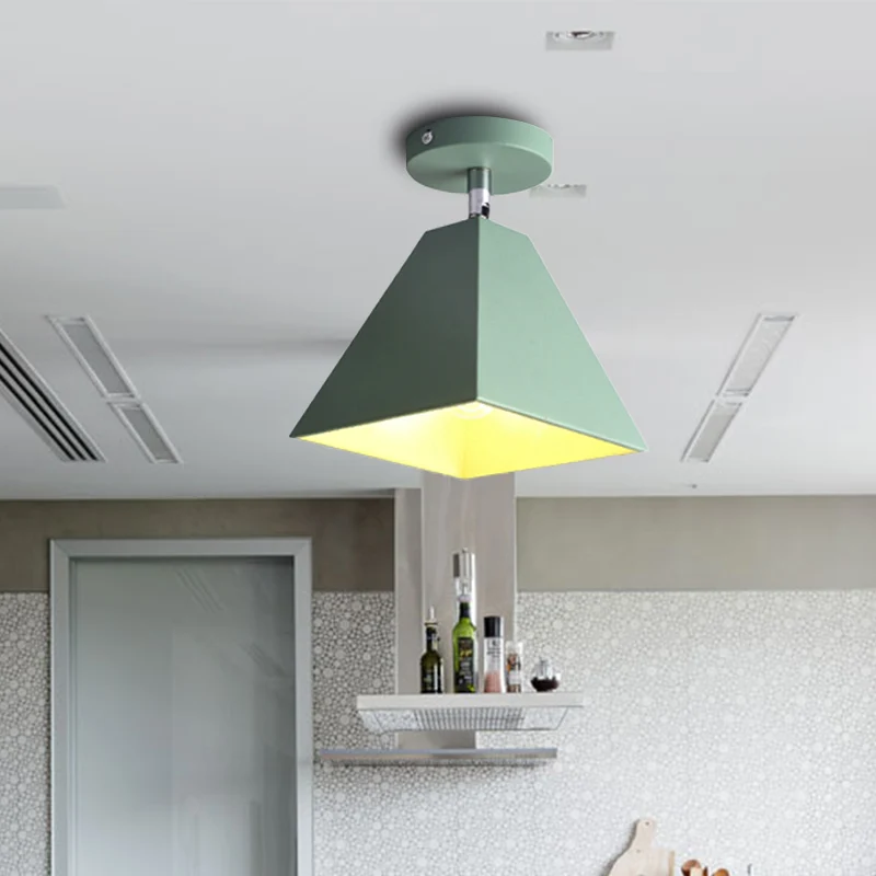 Moderne plafondlamp voor slaapkamer, metalen semi-inbouwlamp met piramidekap voor kinderen Clearhalo