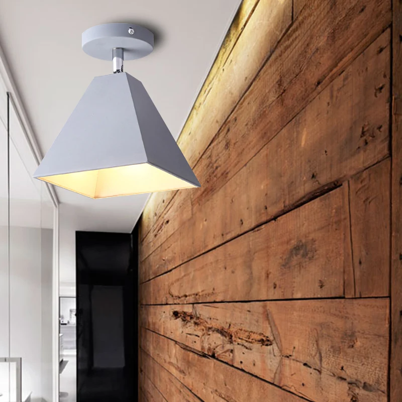 Moderne plafondlamp voor slaapkamer, metalen semi-inbouwlamp met piramidekap voor kinderen Clearhalo