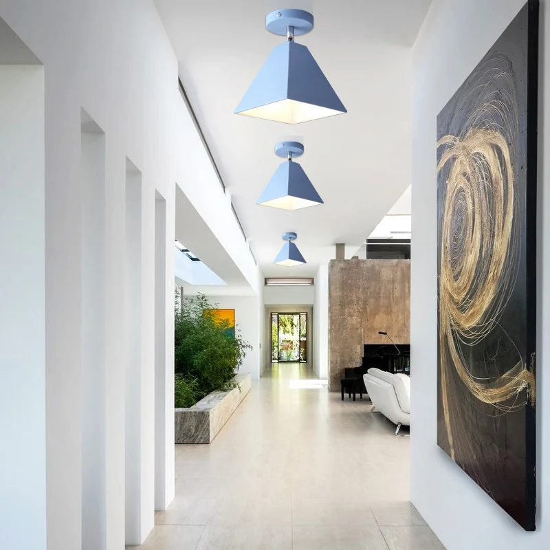 Moderne plafondlamp voor slaapkamer, metalen semi-inbouwlamp met piramidekap voor kinderen Clearhalo