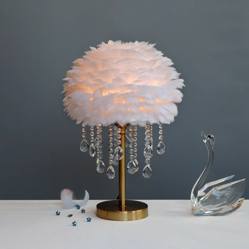Moderne romantische koepelvormige tafellamp Feather 1-lichts nachtkastje met kristallen decor Clearhalo