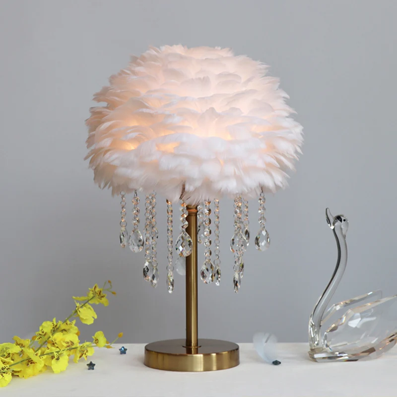 Moderne romantische koepelvormige tafellamp Feather 1-lichts nachtkastje met kristallen decor Clearhalo