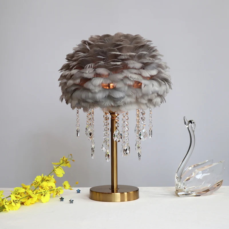 Moderne romantische koepelvormige tafellamp Feather 1-lichts nachtkastje met kristallen decor Clearhalo