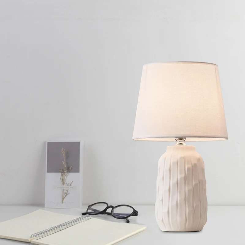 Modernistische conische tafellamp van stof, slaapkamer met 1 hoofd en cilindervormige keramische voet wit/roze/blauw Clear...