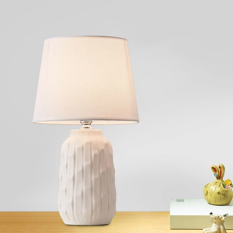 Modernistische conische tafellamp van stof, slaapkamer met 1 hoofd en cilindervormige keramische voet wit/roze/blauw Clear...