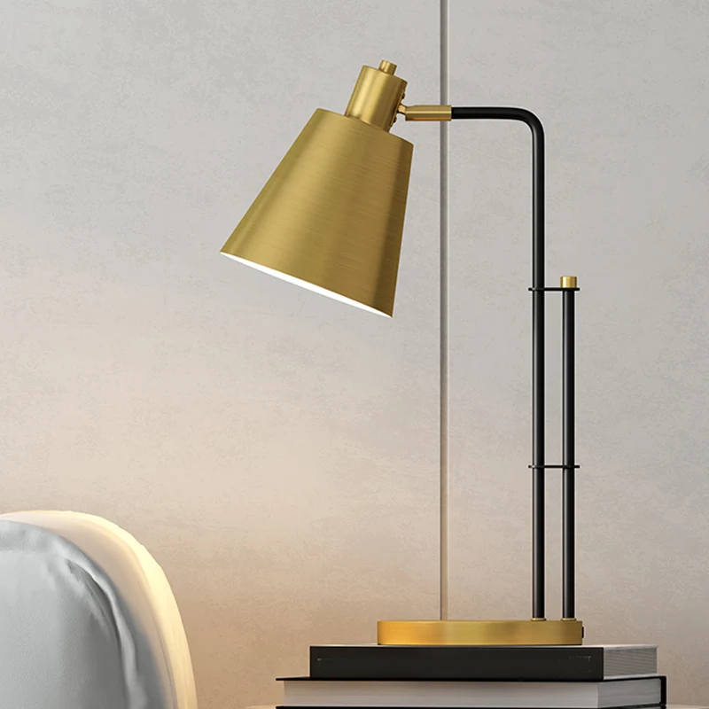 Moderniteit, taps toelopende tafelverlichting, metalen 1-lichts slaapkamernachtlamp messing met ronde voet Clearhalo