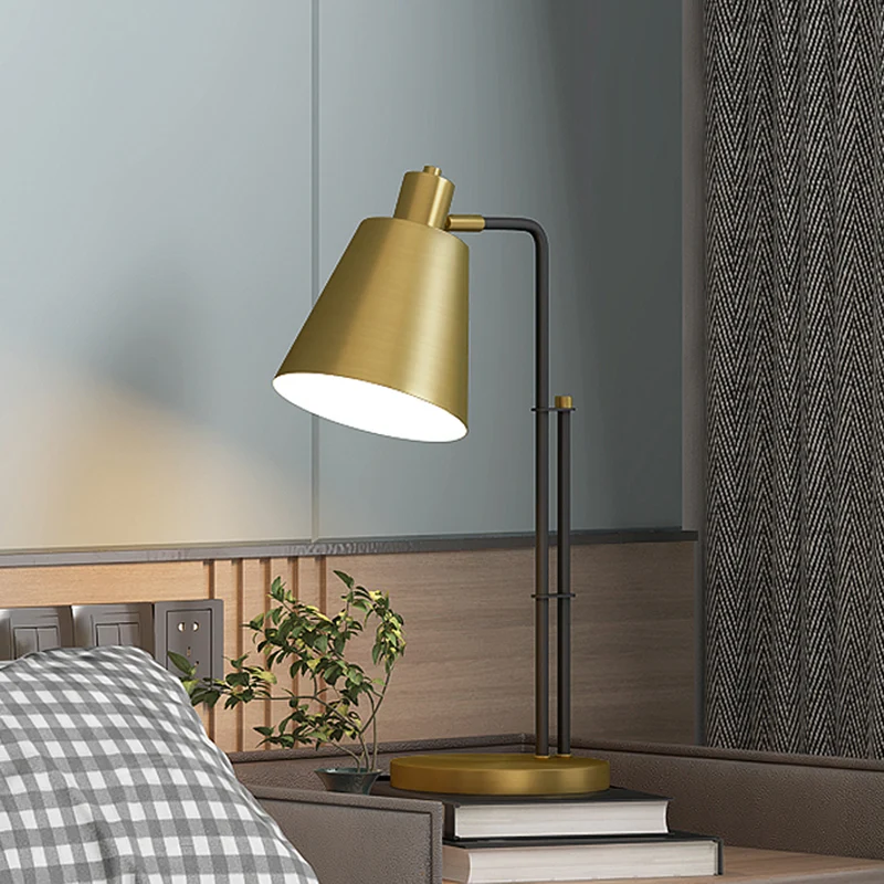 Moderniteit, taps toelopende tafelverlichting, metalen 1-lichts slaapkamernachtlamp messing met ronde voet Clearhalo