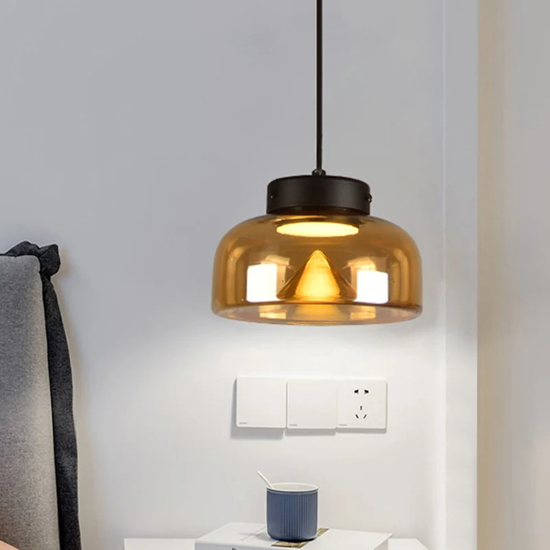 Nachtkastje LED-downlighting Postmoderne zwarte hanglamp met amberkleurige glazen kap Clearhalo