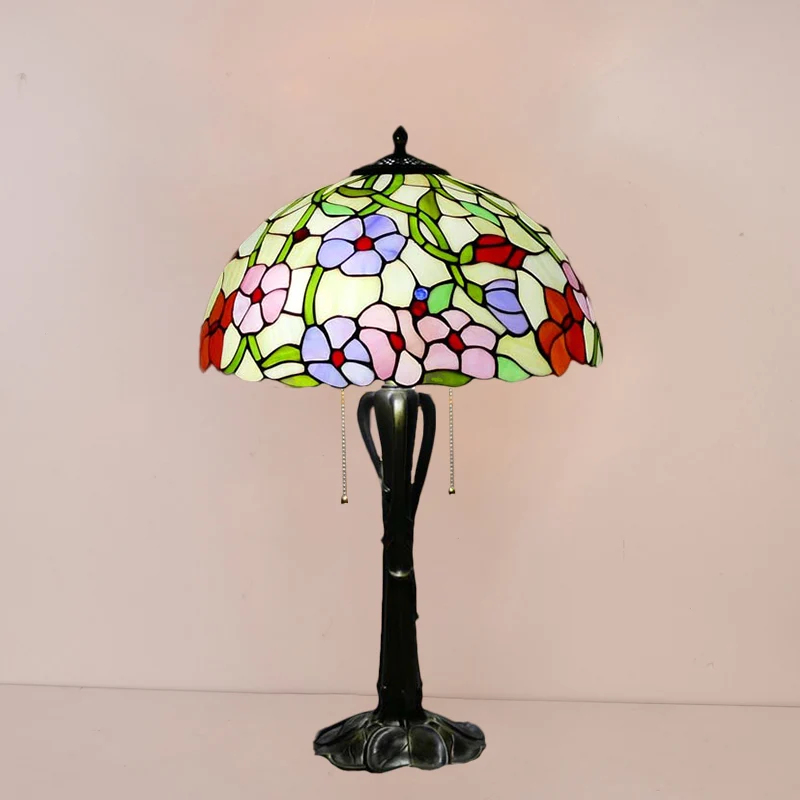 Nachtkastje met kegel/koepelverlichting, Victoriaans geslepen glas, 2-koppige gouden tafellamp met trekketting en bloesemp...