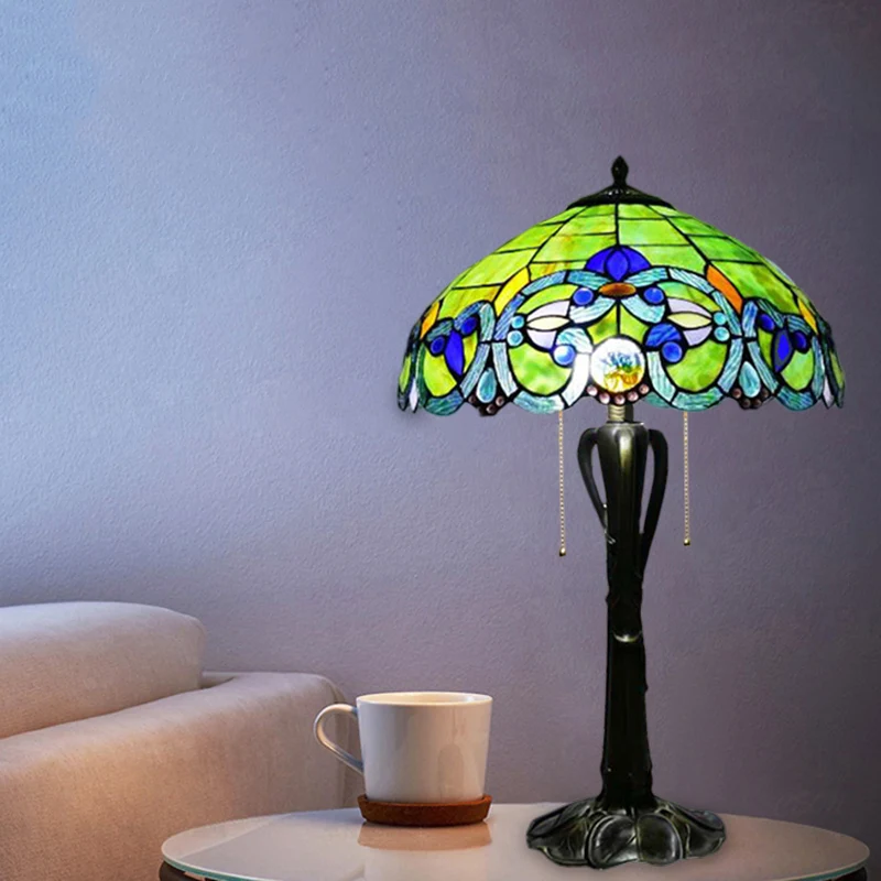 Nachtkastje met kegel/koepelverlichting, Victoriaans geslepen glas, 2-koppige gouden tafellamp met trekketting en bloesemp...