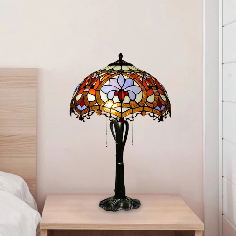 Nachtkastje met kegel/koepelverlichting, Victoriaans geslepen glas, 2-koppige gouden tafellamp met trekketting en bloesemp...