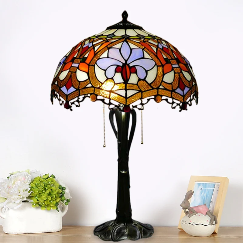 Nachtkastje met kegel/koepelverlichting, Victoriaans geslepen glas, 2-koppige gouden tafellamp met trekketting en bloesemp...