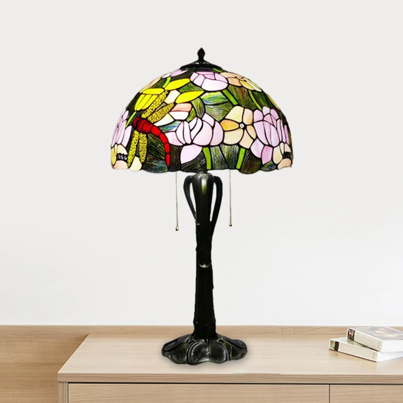 Nachtkastje met kegel/koepelverlichting, Victoriaans geslepen glas, 2-koppige gouden tafellamp met trekketting en bloesemp...