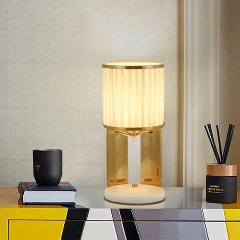 Nachtkastje van stof met vat, modernisme, gouden nachtlamp met enkele kop voor nachtkastje met marmeren voet Clearhalo