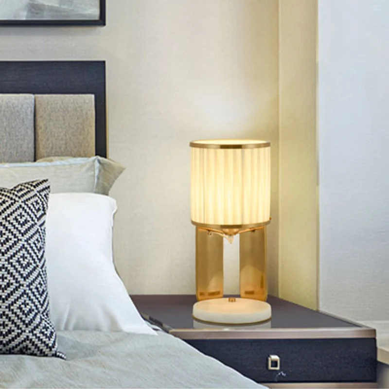 Nachtkastje van stof met vat, modernisme, gouden nachtlamp met enkele kop voor nachtkastje met marmeren voet Clearhalo