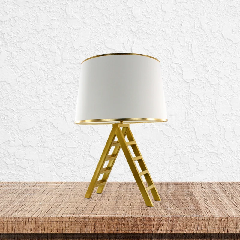 Nachtkastje de vorm van een ladder, moderne metalen LED-gouden nachtkastjelamp met witte/zwarte stoffen kap van trommel Cl...